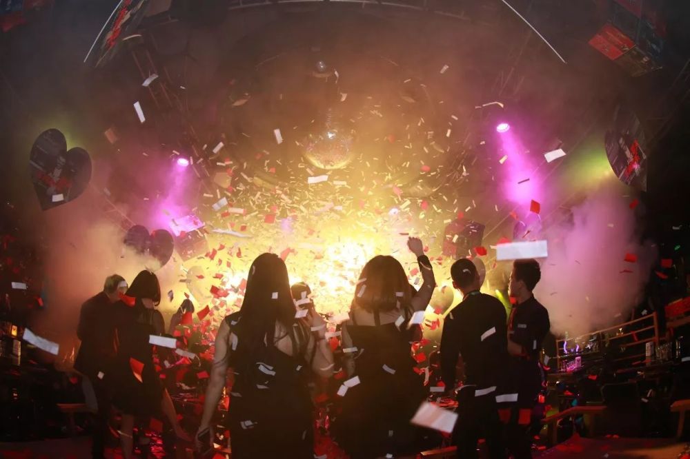 潮阳VV酒吧跨年夜,美女个个18岁,还有机会拿i