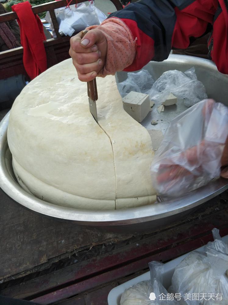 农村大姐集市上摆摊卖豆腐一集赚300元 被称为