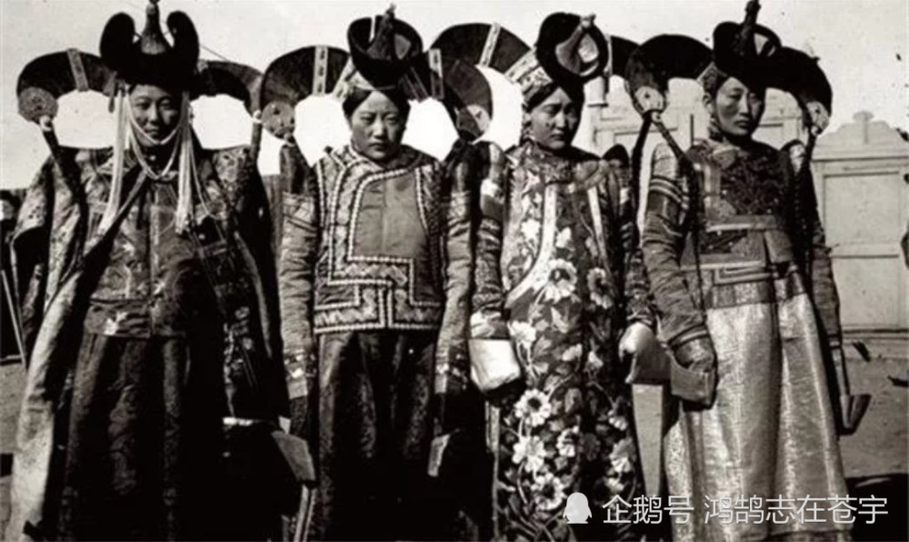 晚清罕见照片:满汉女子与蒙古女子,前者小家碧