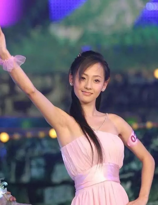 七岁开始学舞蹈,参加选秀比赛出道,凭一剧成名