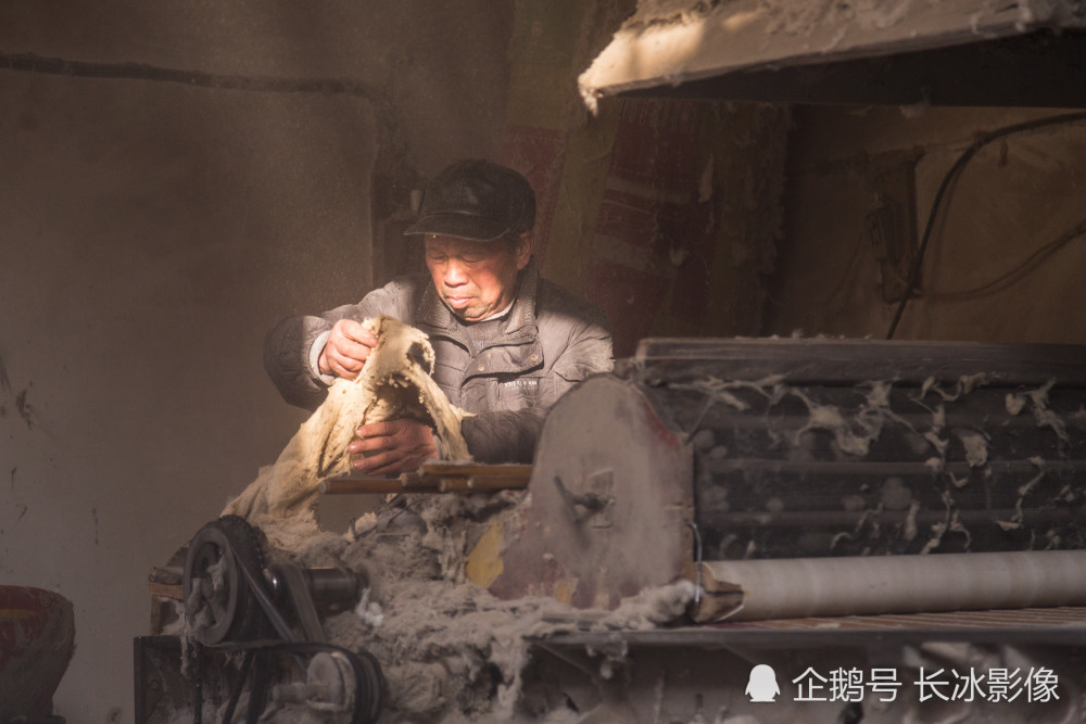 老人机器弹棉花一斤挣一元钱 环境恶劣都是辛