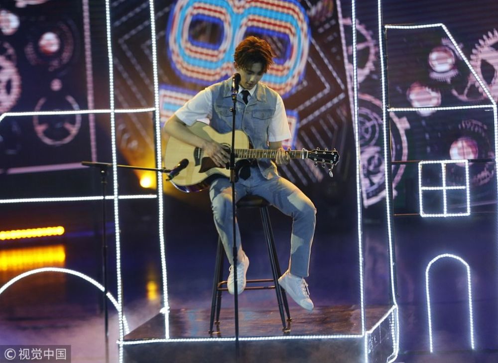 吴磊18岁成人礼上海举行,怀抱吉他弹唱多套服