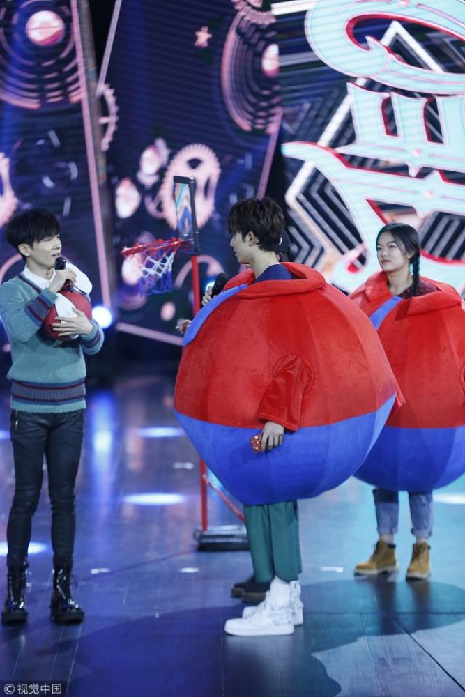 吴磊18岁成人礼上海举行,怀抱吉他弹唱多套服