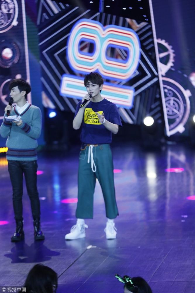 吴磊18岁成人礼上海举行,怀抱吉他弹唱多套服