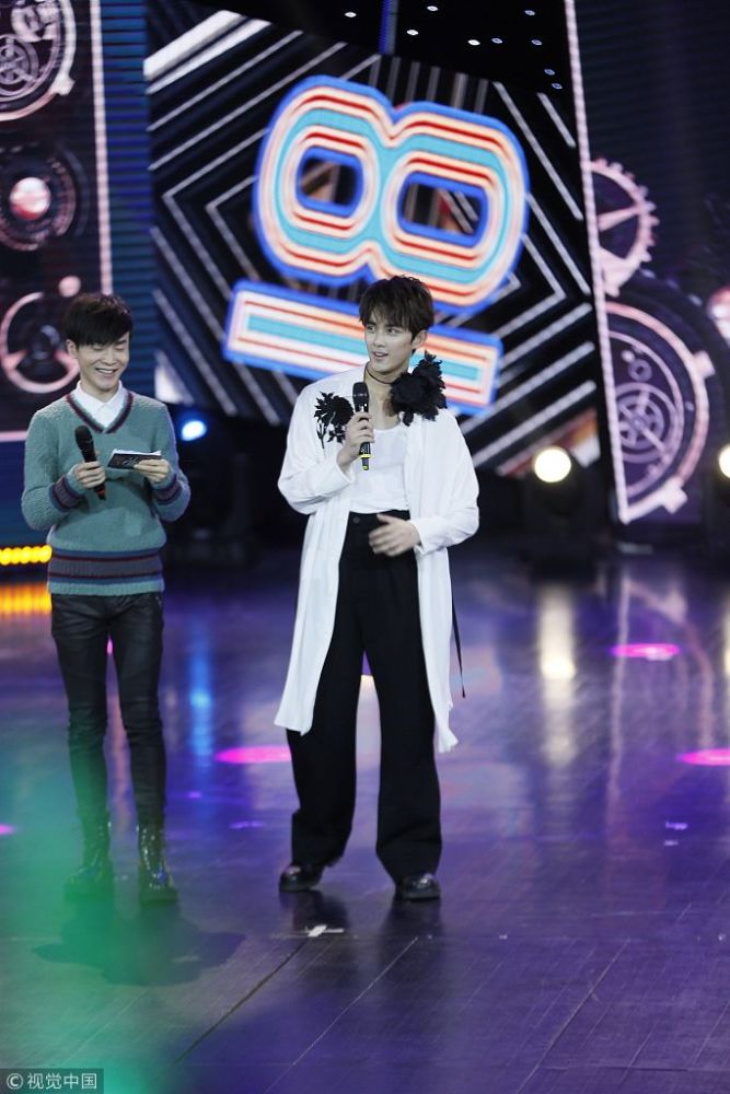 吴磊18岁成人礼上海举行,怀抱吉他弹唱多套服