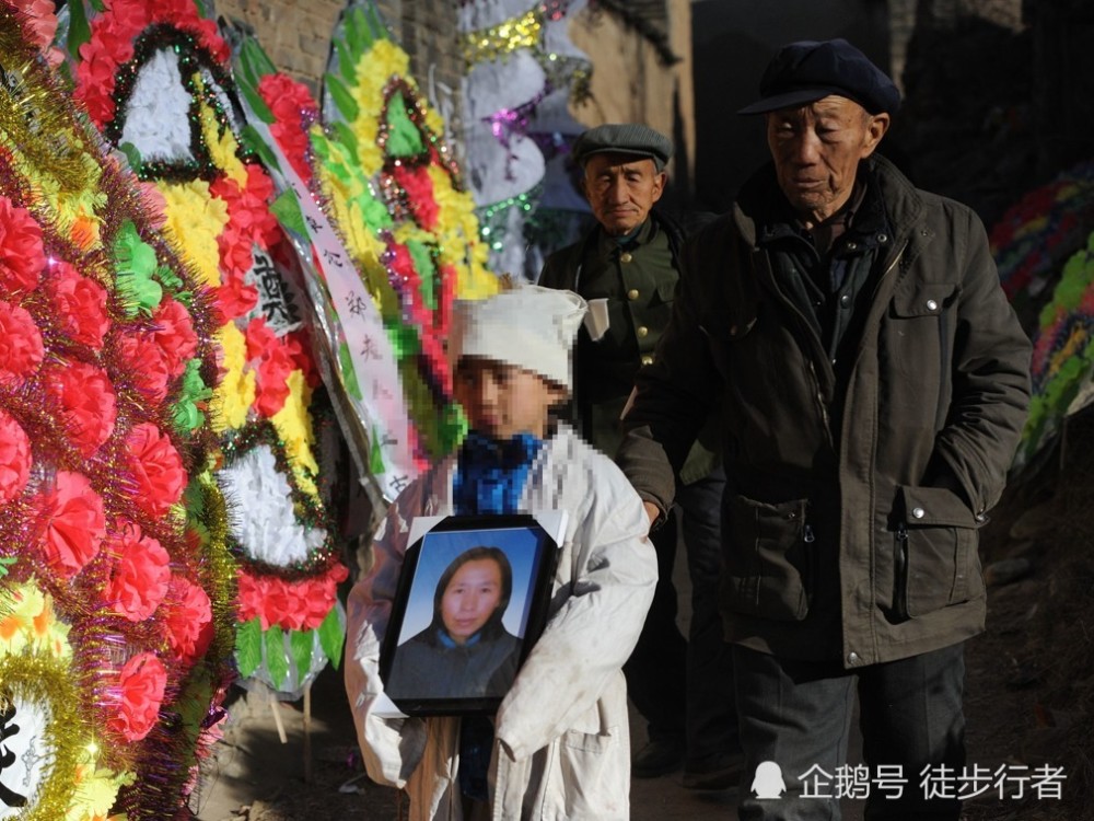 她妈妈出殡的那一天,全村的村民包括外村的村民都赶来为他妈妈送葬,摆