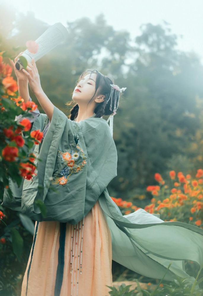 古风汉服诗词明月何皎皎,照我罗床帏,忧愁不能寐,揽衣