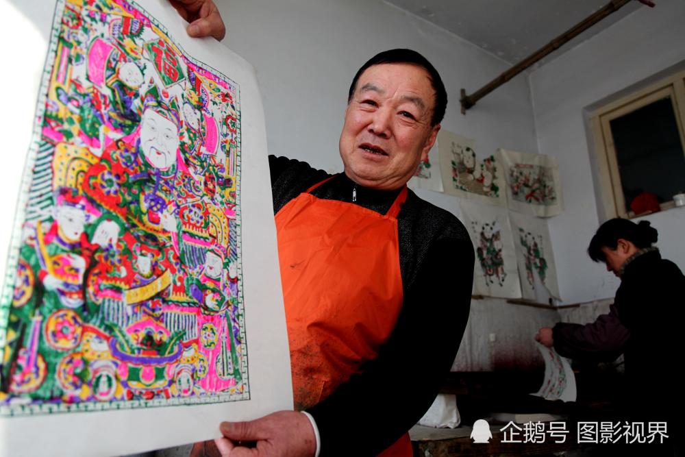 过节家家户户贴上墙 年轻人嫌土艺人盼后继有
