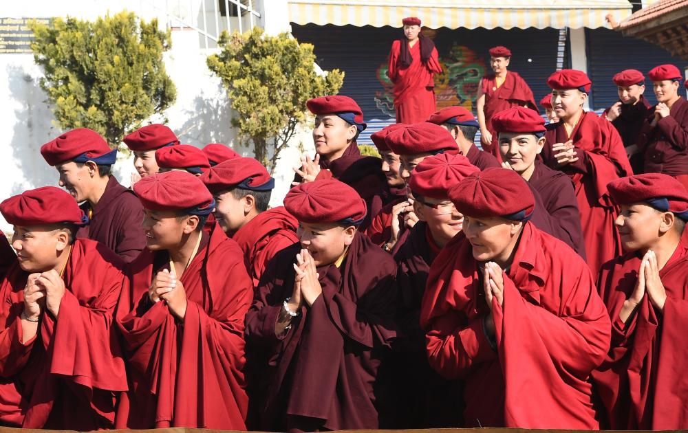 尼泊尔有一群"功夫尼姑",她们朝圣出行的方式很特别