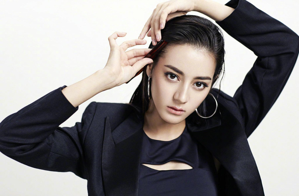 迪丽热巴挺胸惊艳全场,衣服都快被撑破,你偶遇