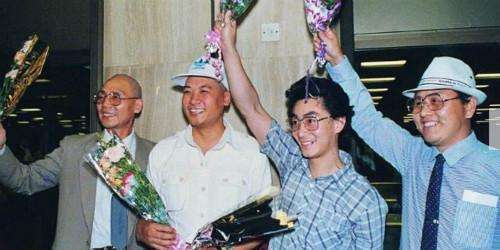 迟重瑞过生日, 六小龄童到场祝福, 网友: 致我们