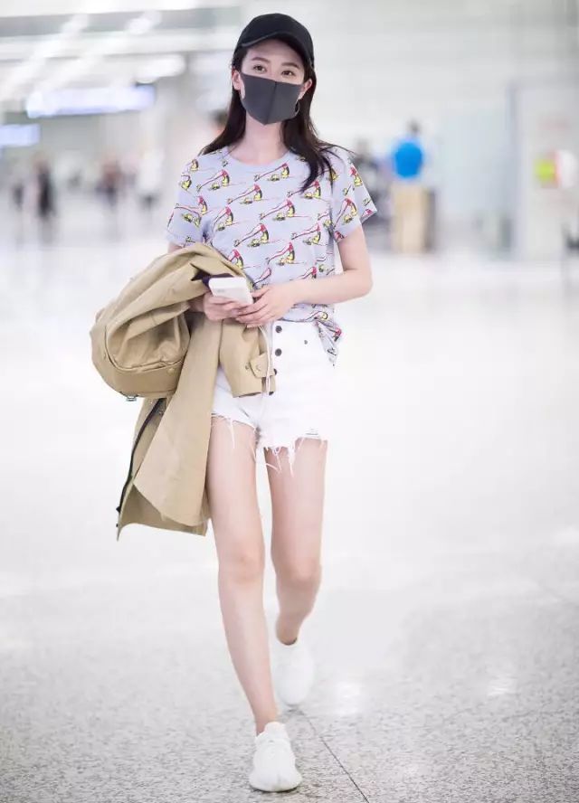 乖乖女乔欣这身卡通t恤搭白色牛仔短裤,随便一穿已经很好看了