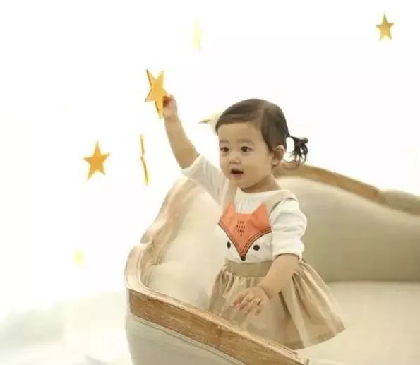 儿童短发扎法,打造短发女宝俏皮感