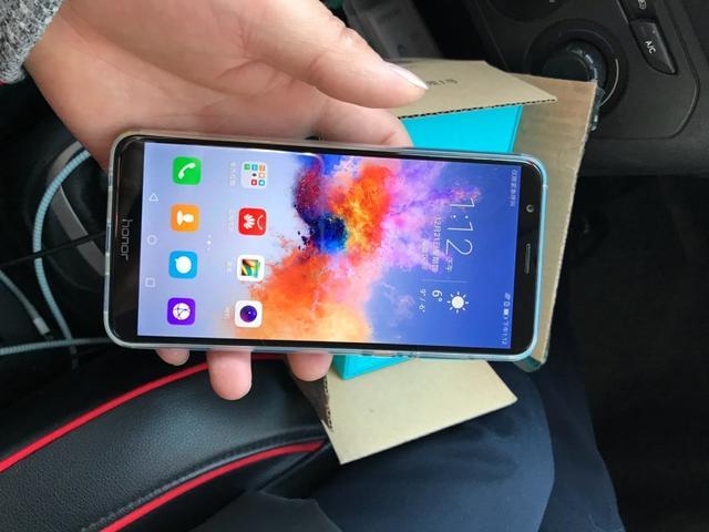 降价1100元也难俘获众心,独特全面屏设计,被荣