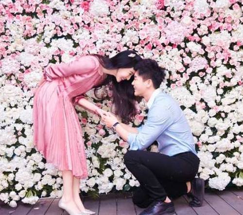 范冰冰晒全家照,弟弟比李晨还高,网友直呼:这样