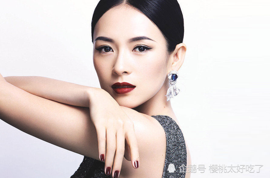 章子怡是东方女性美的典范代表,这张脸就是一张高级的电影脸,看过去就