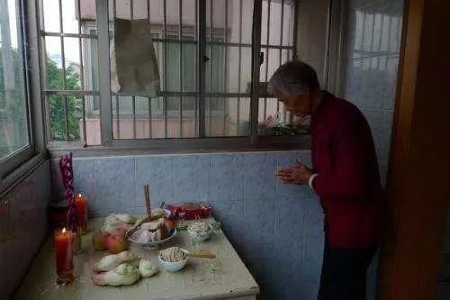 半岁孩子发烧 婆婆在家忙的不亦乐乎 儿媳回来