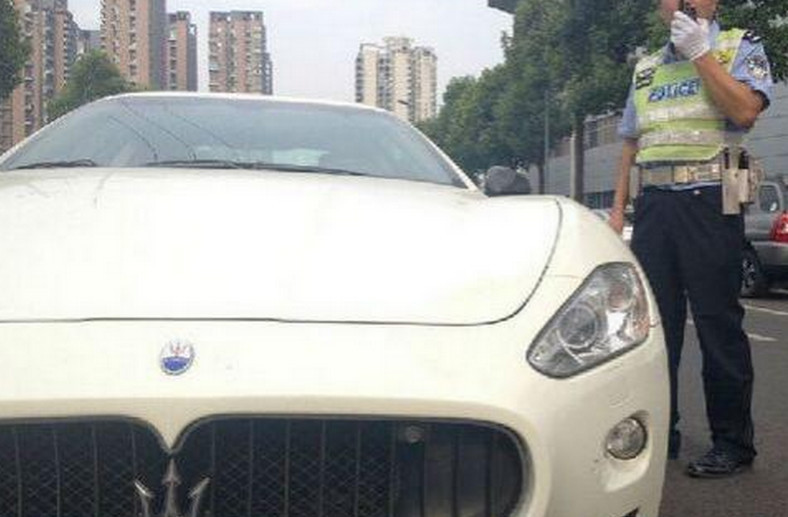 最无节操白富美,开豪车上班无停车位,竟把车停