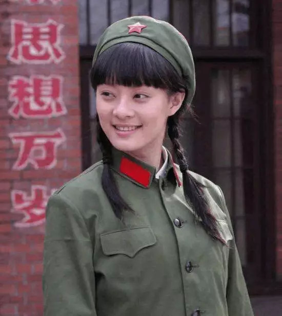 孙俪非常的清纯可人,想必当初就是这样迷倒了邓超吧,《幸福像花儿一样