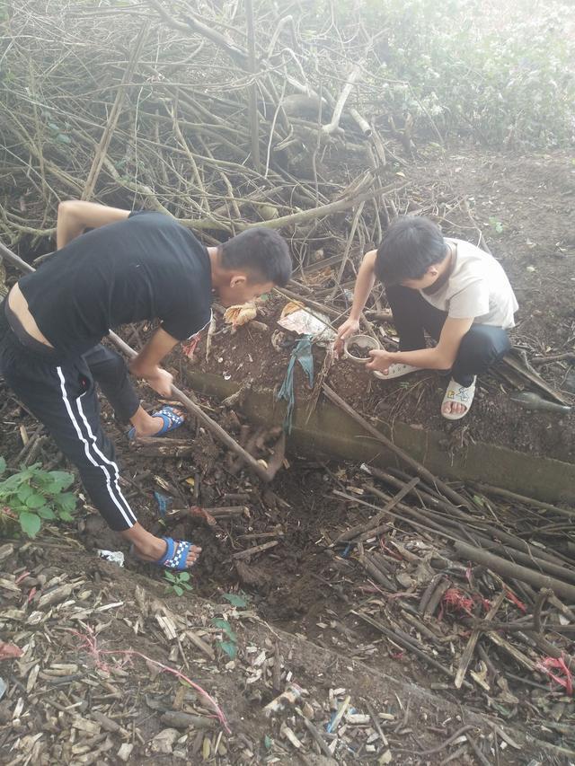 如果有想挖蚯蚓钓鱼的,但又挖不到蚯蚓的朋友,不妨试一下这样做.