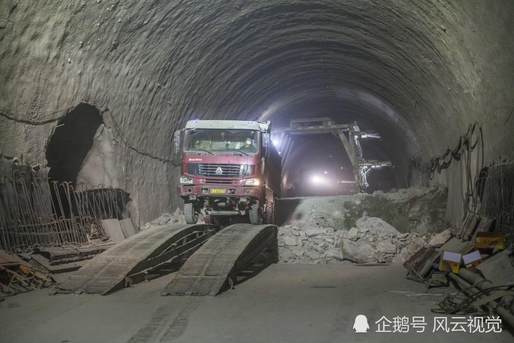 2017年5月25日,丰沙线穿山隧道爆破现场.