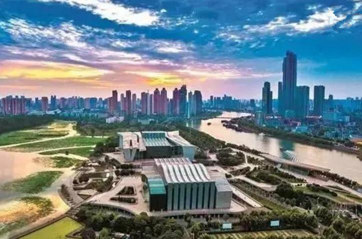 中国一座由三镇合并成的特大城市,GDP排名全
