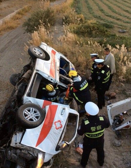 救护车高速路侧翻致5死3伤