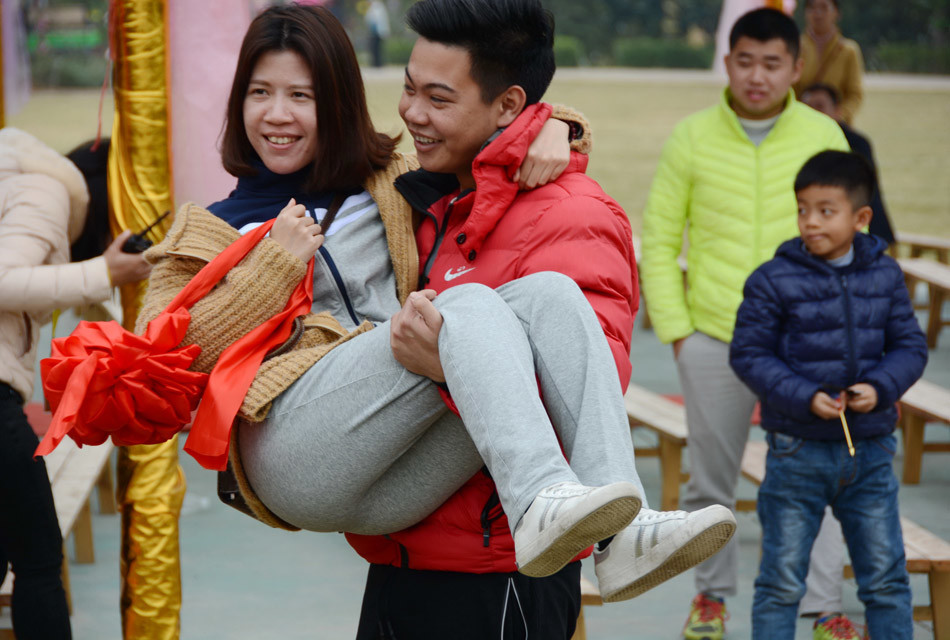 广州小伙抱着女友跑了几十米,然后瘫倒了