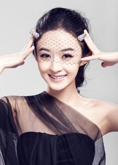 赵丽颖是今年最火的小花之一,长相甜美,演技又好,受到观众的一致好评.