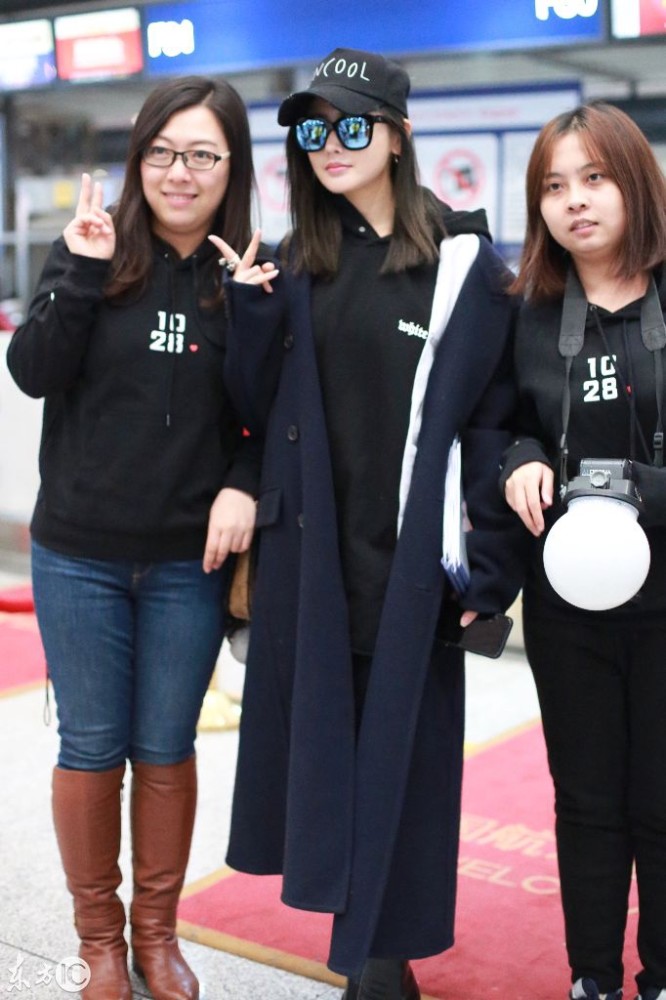 张天爱现身北京机场,墨镜配黑风衣太有范!低调