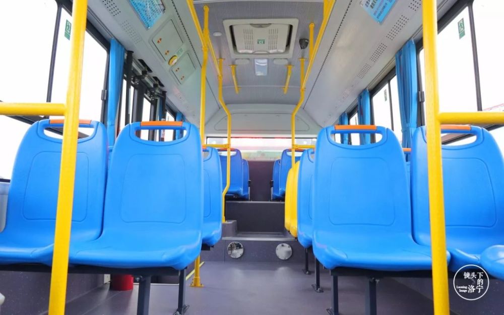 历史的一刻!今天,洛宁的公交车正式上路了,即日