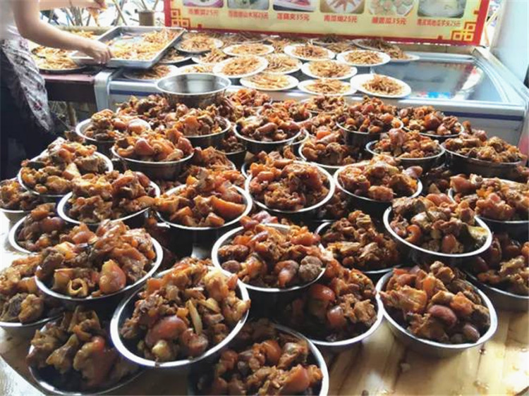 实拍农村婚宴酒席,丰盛菜色把星级酒店大餐比下去