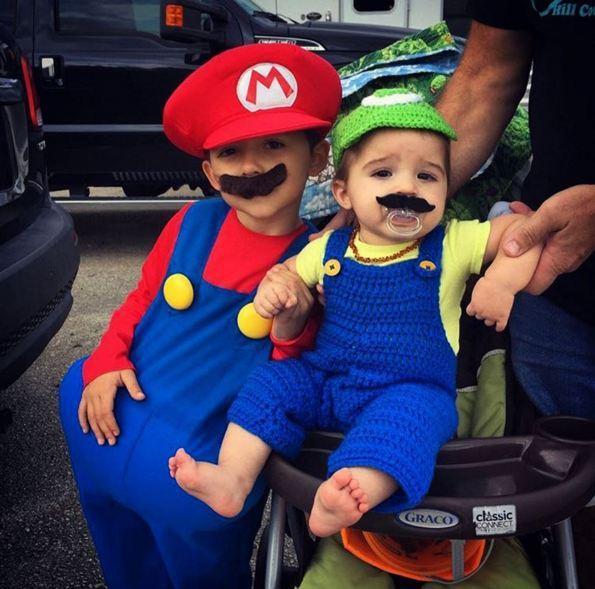 2个女孩共享1个男友 一起睡特制大床