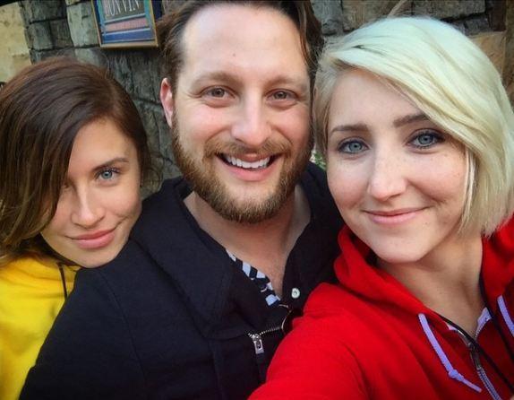 2个女孩共享1个男友 一起睡特制大床