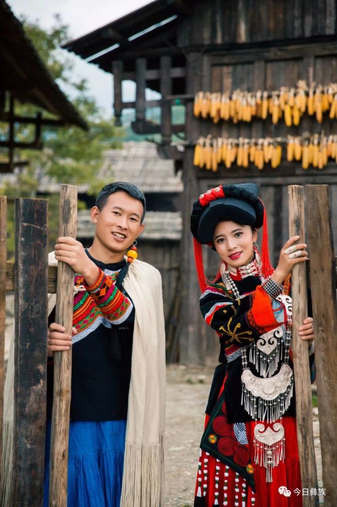 一组刚刚拍摄的彝族婚纱照,刷遍了彝族人的朋友圈