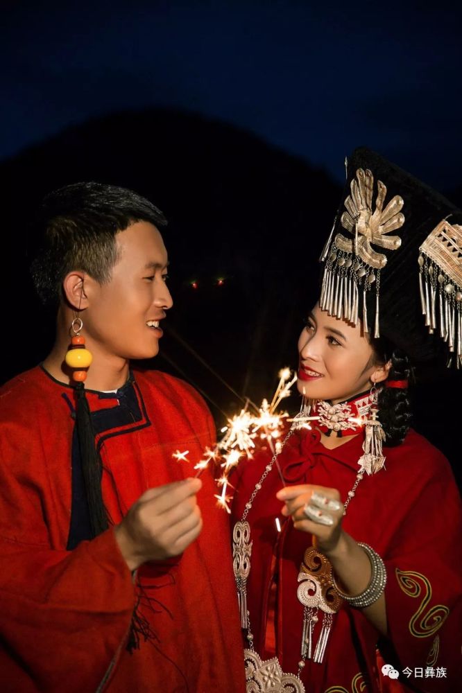 一组刚刚拍摄的彝族婚纱照,刷遍了彝族人的朋友圈