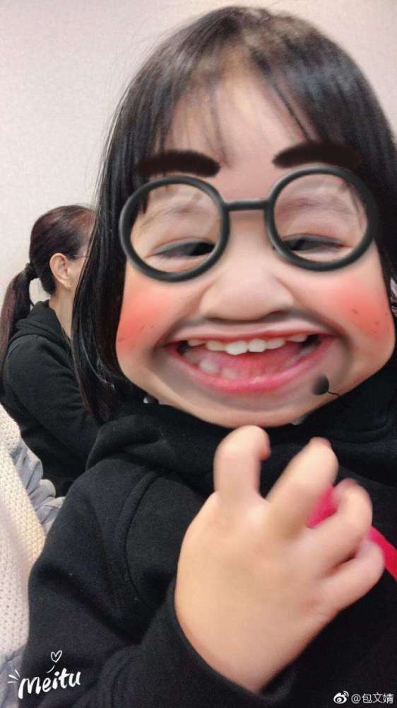包贝尔女儿饺子丑萌?表情秒变长相地上到笑表情包图片