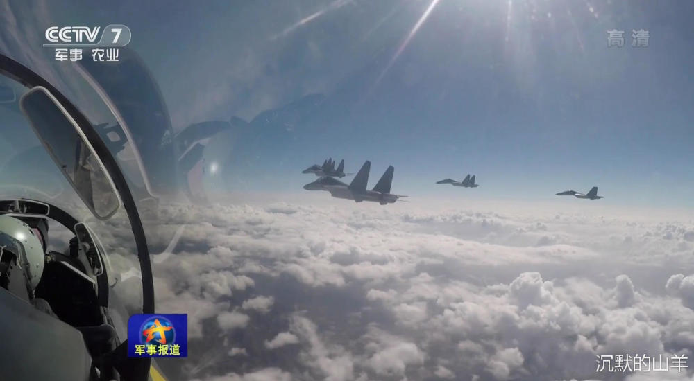 中国空军歼16多用途战斗机越来越多 是歼20的