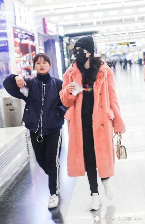 如何在机场里认出迪丽热巴?看看她助理的腿就