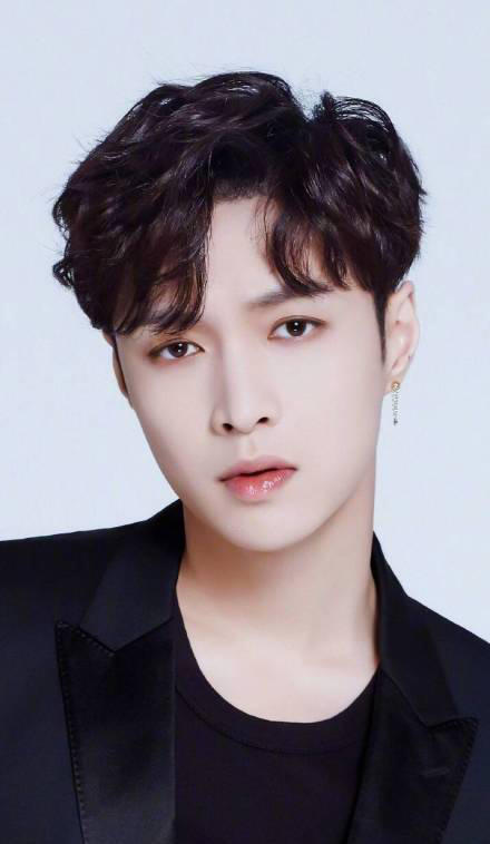 原创:张艺兴时隔3年再次回家跨年,一兴一艺