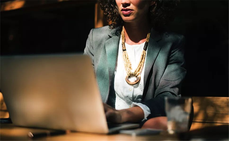 公司不签劳动合同也不交社保怎么办?