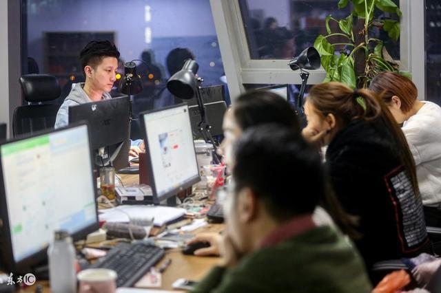 新员工为了业绩主动加班,发工资时,老板说了8