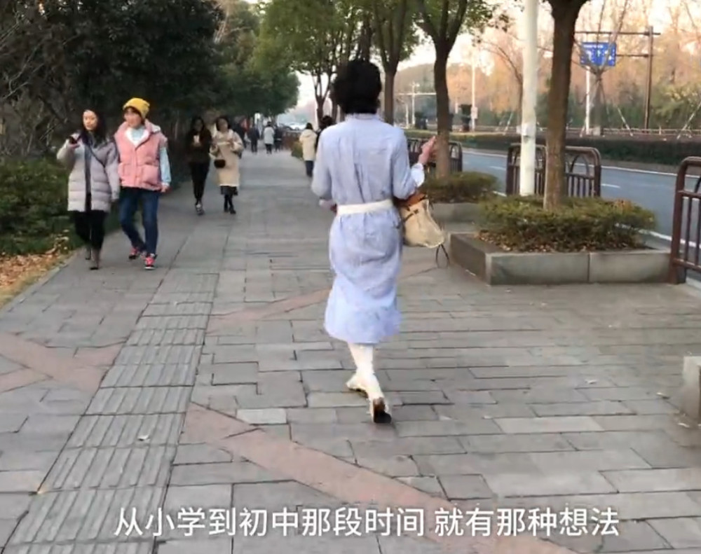 杭州一高校男大学生酷爱女装 常穿丝袜,裙子上街