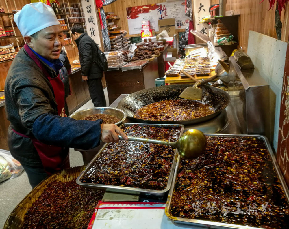 走进磁器口老街那些熬制火锅底料的作坊去探秘