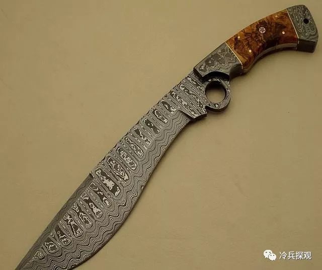 大马士革刀:使用乌兹钢锭制造,表面拥有铸造型花纹的刀具,世界三大名
