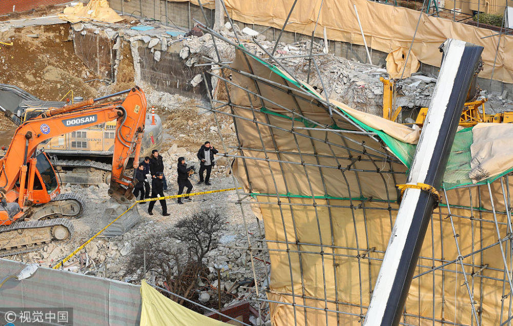 韩国工地一起重机吊臂突然断裂 路过公交车车