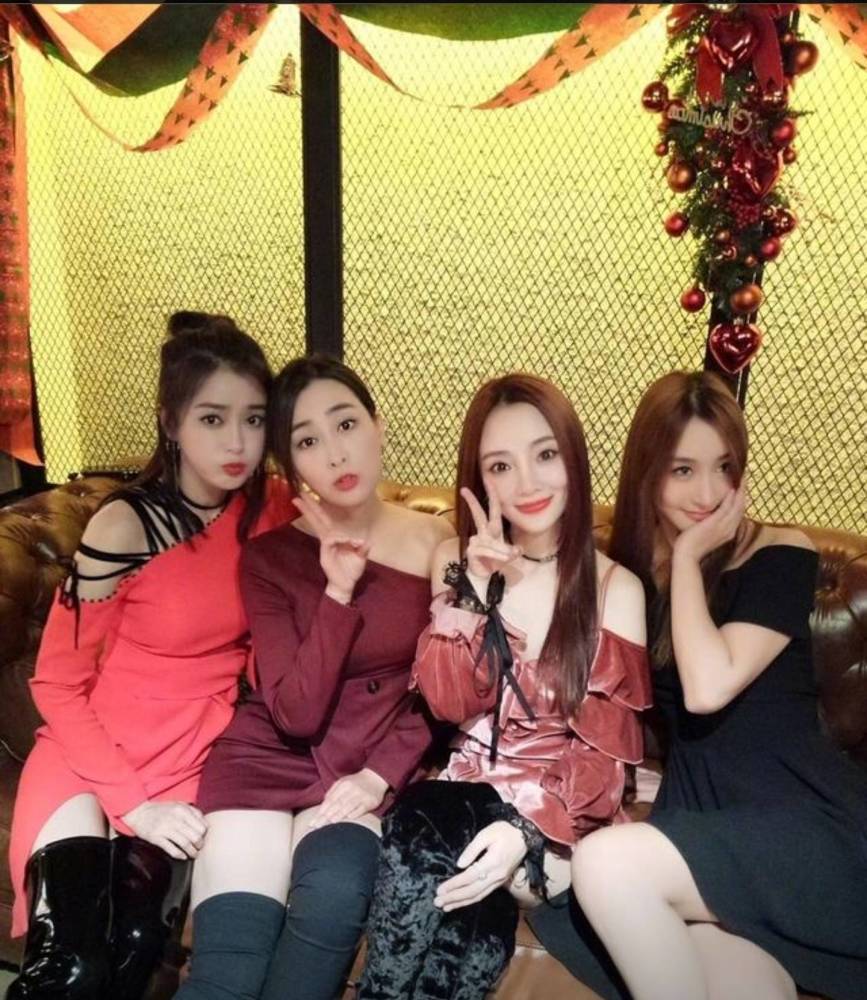 秦岚与李小璐和马苏PK身材?每个都是大长腿-