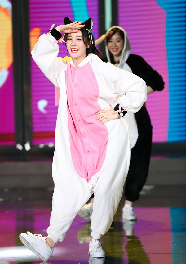 12月30日《快乐大本营》预告,迪丽热巴变身可