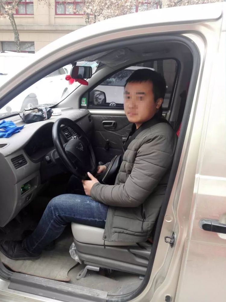 电瓶车行驶途中突然起火 酒后驾车造堵驾照暂