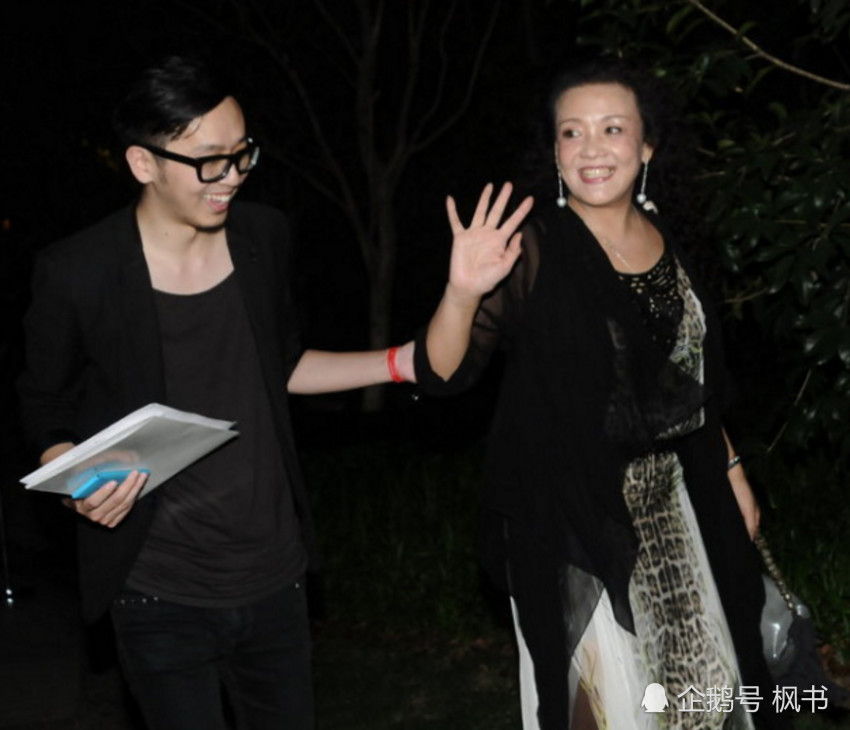 大S婆婆张兰60岁了还穿高开叉裙!这身板快赶